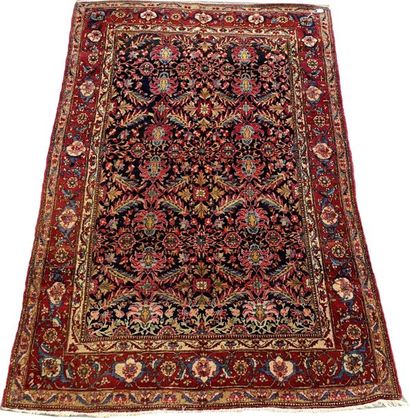 Carpette Ispahan.
Le fond, noir, présente...