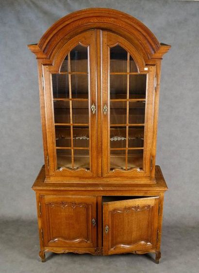 Vitrine Double-Corps.
Large cornice in a...