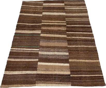 Tapis Kilim.
Linear tone-on-tone decoration...