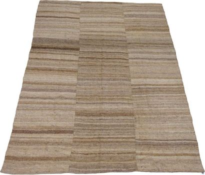 Tapis Kilim.
Linear tone-on-tone decoration...