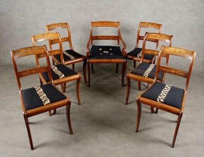 Suite de six Chaises et son Fauteuil.
Backrests...