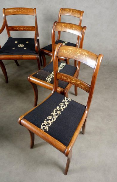 Suite de six Chaises et son Fauteuil.
Backrests...