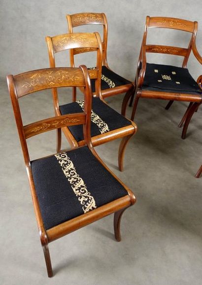 Suite de six Chaises et son Fauteuil.
Backrests...