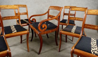 Suite de six Chaises et son Fauteuil.
Backrests...