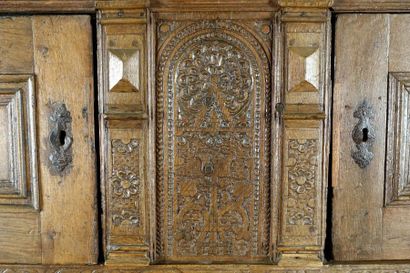 Double-Corps Renaissance.
Moulded cornice....