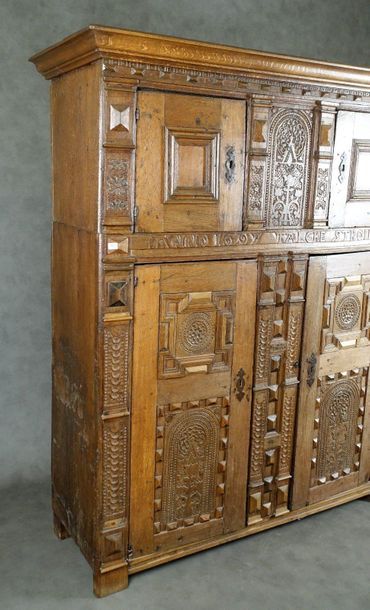 Double-Corps Renaissance.
Moulded cornice....