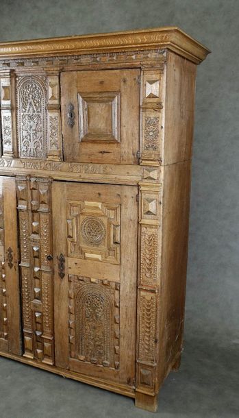 Double-Corps Renaissance.
Moulded cornice....