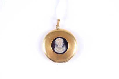 Pendentif.
Porte-photo ancien serti d’un...