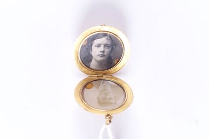 Pendentif.
Porte-photo ancien serti d’un...