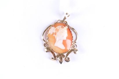 Pendentif.
Serti d’un camée figurant un profil...