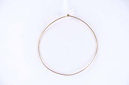 Collier rigide.
Style contemporain. Or jaune...
