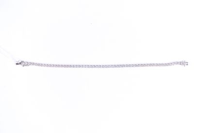 BRACELET.
Serti d’une rivière de brillants...