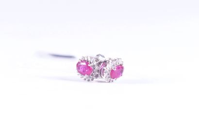 Paire de Boucles d’Oreilles.
Avec un entourage...