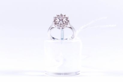 Bague de Dame.
Sertie d’un saphir blanc taille...