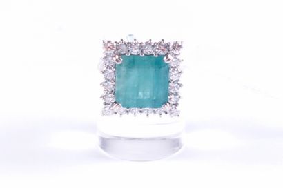 Bague.
Sertie d’une émeraude carrée taille...