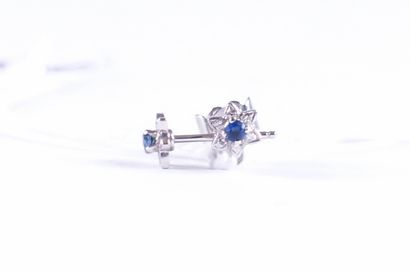 Boucles d’oreilles.
Serties d’un saphir et...
