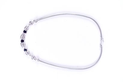 Collier.
Serti de trois saphirs taille brillant...