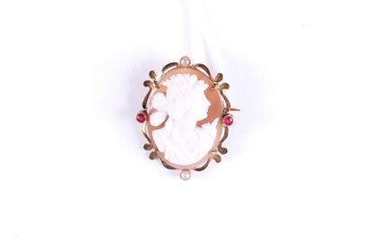 Broche.
Sertie d’un camée représentant un...