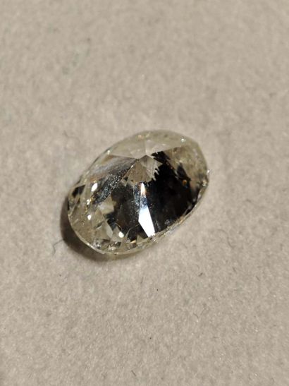 Diamant.
Taille ovale (env. 2 carats 05)...