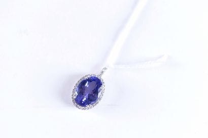 Pendentif.
Serti d’une tanzanite taille ovale...