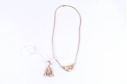 Boucles d’oreilles et Collier avec pendant.
Sertis...