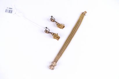 Bracelet et paire de boucles d’oreilles.
Sertis...