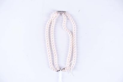 BRACELET.
A quatre rangs de perles (Akoya),...