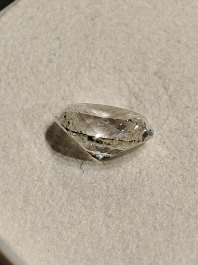 Diamant.
Taille ovale (env. 2 carats 05)...