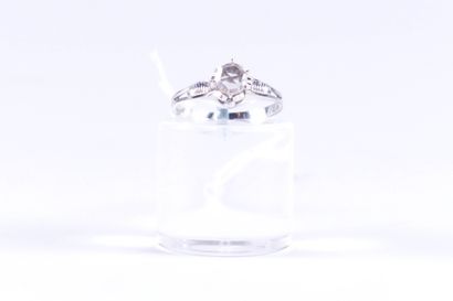 Bague de Dame, Solitaire.
Sertie d’un diamant...