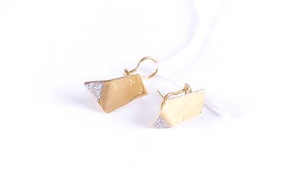 Boucles d’oreilles.
Serties de 18 brillants...