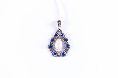 Pendentif ancien.
Entouré d’environ cinquante-neuf...