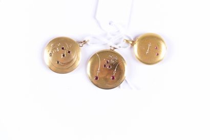Lot.
De trois pendentifs ronds et pierres...