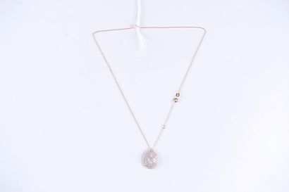 Pendentif et son coulant
Serti de cent-vingt...