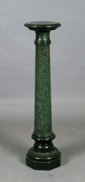 Colonne. Pied octogonal et fût pincé.
Marbre...