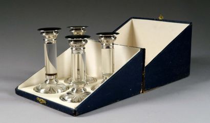 Suite de quatre Bougeoirs de Table.
Cristal...