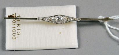 Barrette ancienne.
Sertie d'un diamant taille...