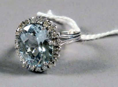 Bague de Dame.
Plateau serti d'une aigue-marine...