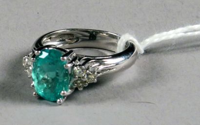 Bague de Dame.
Sertie d'une émeraude colombienne...