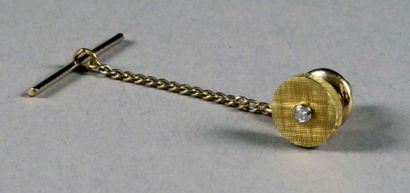 Boutonnière de Forme ronde.
Avec chaînette...