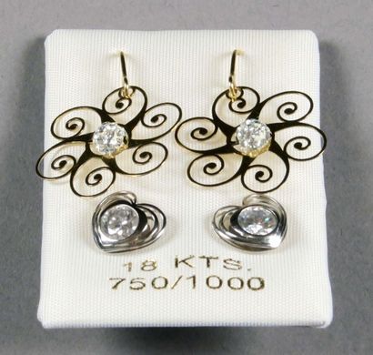 Deux Paires de Boucles d'Oreilles.
L'une...