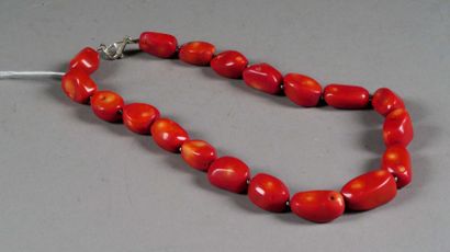 Collier.
Enfilage retenant dix-neuf perles...
