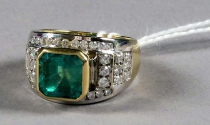 Bague de Dame.
Sertie d'une émeraude colombienne...