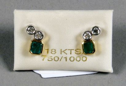 Paire de Boucles d'Oreilles.
Serties d'émeraudes...