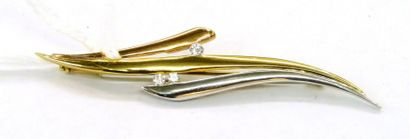 Broche de style contemporain.
Sertie de trois...