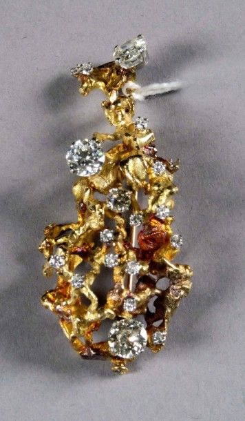 Importante Broche-Pendentif.
Motif ajouré,...
