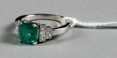 Bague de Dame.
Sertie d'une émeraude colombienne...