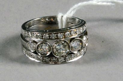 Bague de Dame.
Agrémentée de trois rangées...