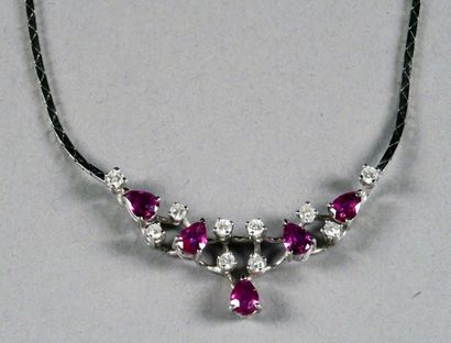 Collier-Plastron.
Agrémenté de cinq rubis...