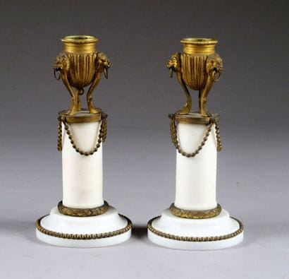 Paire de Bougeoirs Louis XVI.
Binet, en forme...
