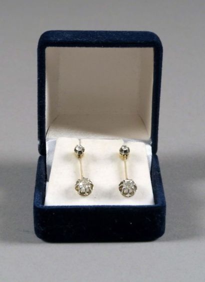 Paire de Pendants d'Oreilles.
Sertis de deux...